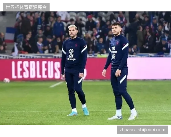 法国队中卫组合面临默契考验，德尚需尽快确定主力中卫搭档人选